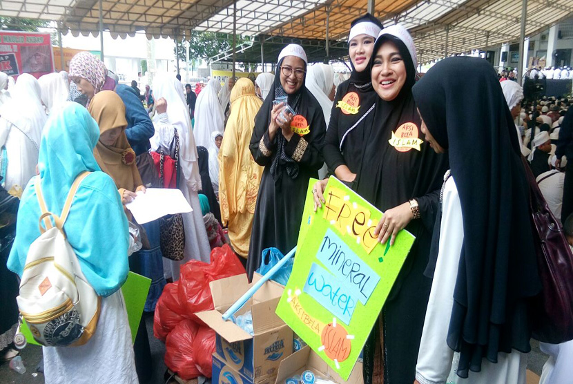 Aksi tiga perempuan muda dalam kegiatan Bela Islam Jilid III di masjid Agung Medan, Jumat (2/12).