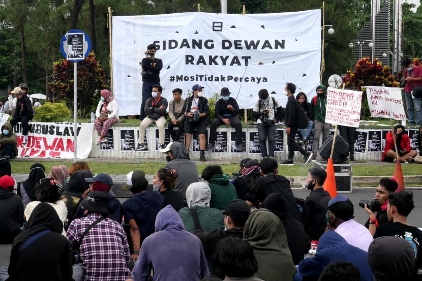 Aksi unjuk rasa antarelemen mahasiswa Aliansi Rakyat Bergerak di Bundaran UGM, Yogyakarta, Selasa (20/10). Pada aksi dengan tajuk Sidang Dewan Rakyat ini menuntut pencabutan UU Omnibus Law, bubarkan DPR, dan turunkan rezim Jokowi-Maruf Amin.