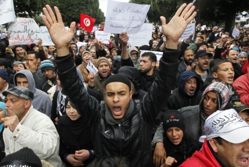 Aksi unjuk rasa berlanjut setelah PM Tunisia Hamadi Jebali mundur dari jabatannya