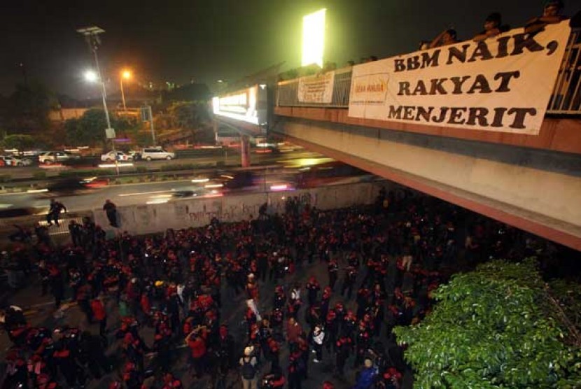  Aksi unjuk rasa buruh menolak kenaikan harga bahan bakar minyak (BBM) berlangsung hingga malam hari di depan Komplek Parlemen, Jakarta, Senin (17/6).