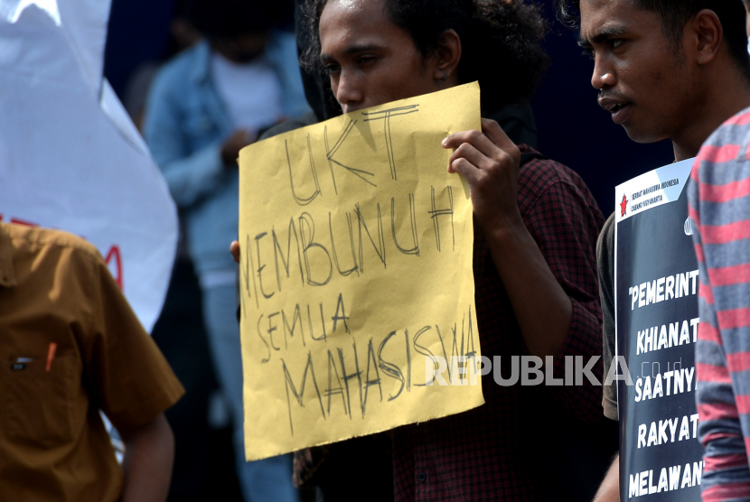 Aksi unjuk rasa di depan kampus Universitas Negeri Yogyakarta (UNY), Kamis (19/1/2023). Aksi ini sebagai bentuk solidaritas meninggalnya mahasiswa UNY, Nur Riska yang berjuang meminta keringanan UKT.