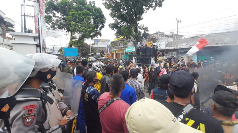 Aksi unjuk rasa di depan kompleks KPU dan Bawaslu Kabupaten Tasikmalaya, Rabu (16/12). Unjuk rasa yang dilakukan massa pendukung salah satu pasangan calon dalam pilkada Tasikmalaya sempat ricuh dan mengakibatkan sejumlah orang terluka. 