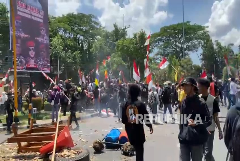 Demo Rusuh di Cirebon, Massa Blokade Jalan dan Serang Kantor Polisi