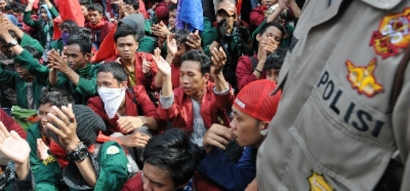 Aksi unjuk rasa mahasiswa menolak rencana pemerintah menaikkan harga bahan bakar minyak (BBM) pada 1 April mendatang. 