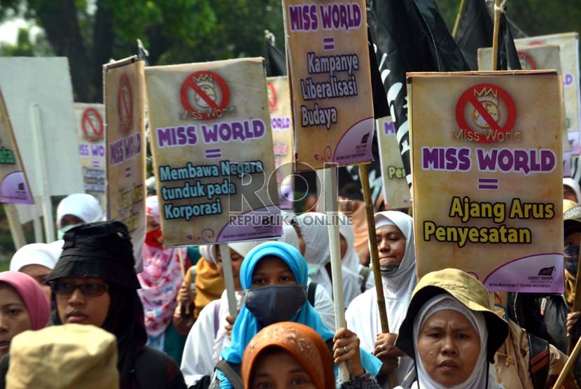   Aksi unjuk rasa massa Hizbut Tahrir Indonesia (HTI) menolak kontes kecantikan Miss World di Jakarta, Kamis (5/9).   (Republika/Agung Supriyanto)