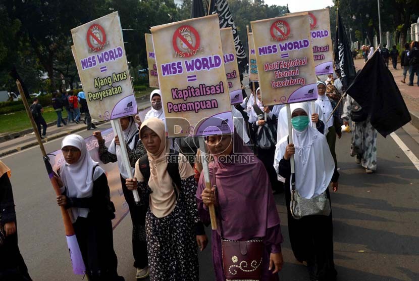   Aksi unjuk rasa massa Hizbut Tahrir Indonesia (HTI) menolak kontes kecantikan Miss World di Jakarta, Kamis (5/9).   (Republika/Agung Supriyanto)