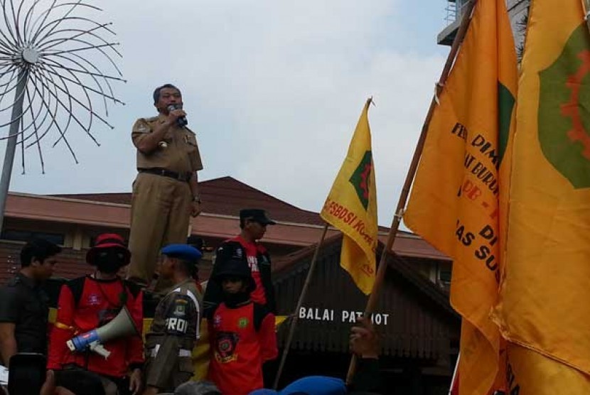 Aksi unjuk rasa memperingati Hari Buruh di kantor Walikota Bekasi, Jawa Barat, Rabu (1/5).