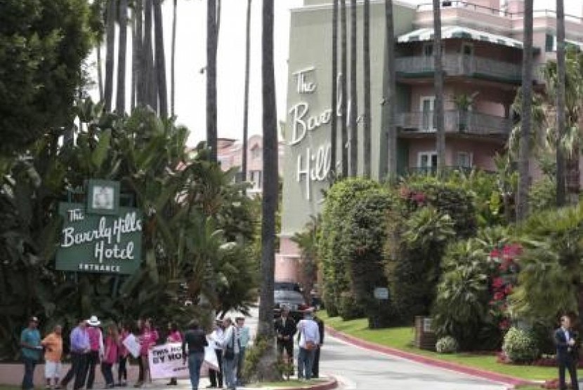 Aksi unjuk rasa memprotes keputusan Sultan Brunei menerapkan hukum Islam berlangsung di salah satu hotel milik Sultan di Beverly Hills.