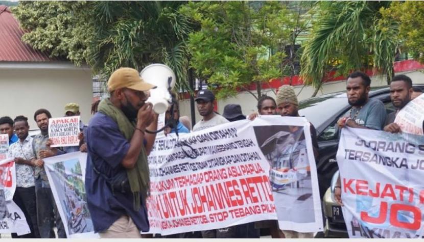 Aksi unjuk rasa mengawal pengusutan dugaan korupsi dengan tersangka plt Bupati Mimika