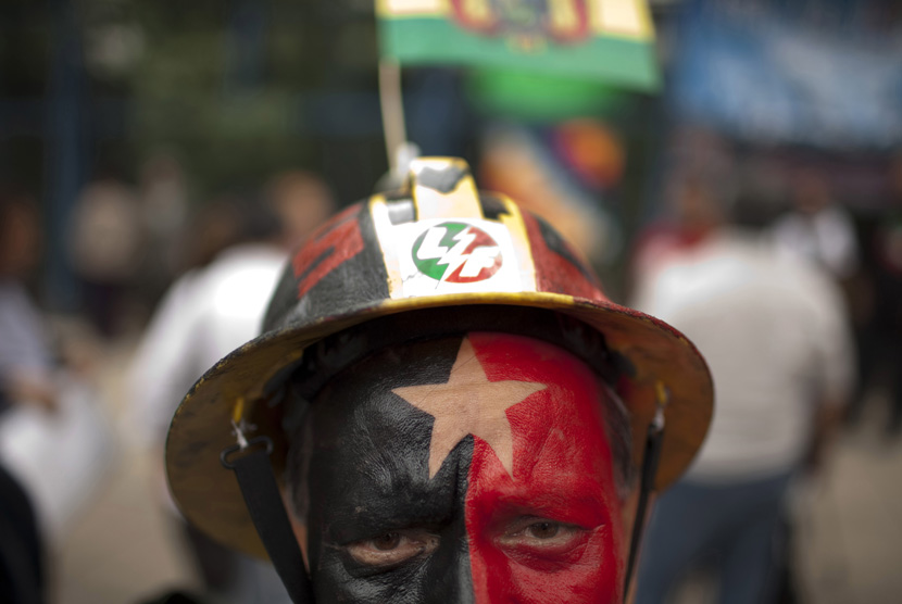   Aksi unjuk rasa mengecam pengalihan paksa rute pesawat Presiden Bolivia di luar Kedubes AS di Mexico City, Kamis (4/7) waktu setempat.    (AP/Ivan Pierre Aguirre)