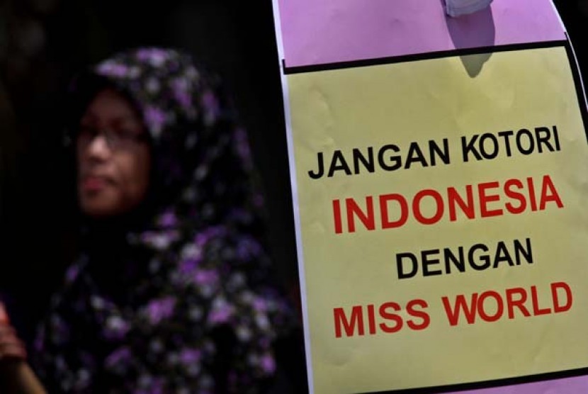   Aksi unjuk rasa menolak kontes Miss World 2013 di Perempatan Kantor Pos Besar, Yogyakarta, Sabtu (7/9).