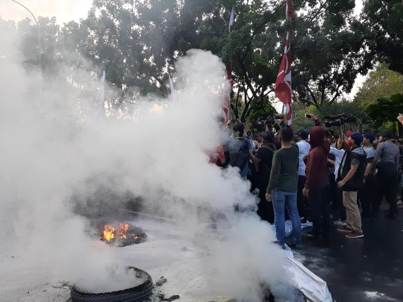 Aksi unjuk rasa menolak reklamasi Pantai Ancol di depan Balai Kota DKI Jakarta sempat ricuh, Selasa (21/7).