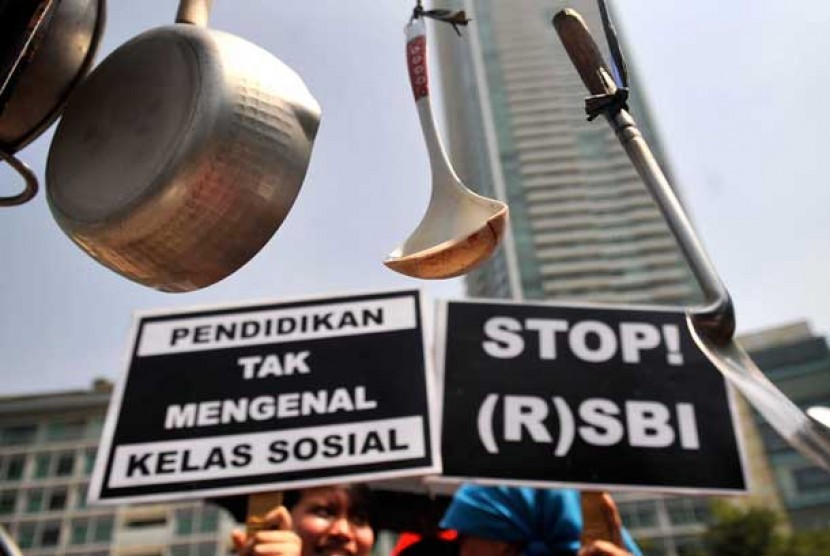  Aksi unjuk rasa menolak  Rintisan Sekolah Bertaraf Internasional (RSBI)   di Bundaran Hotel Indonesia, Jakarta.