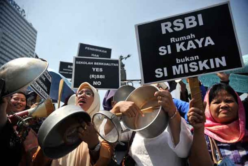 Aksi unjuk rasa menolak  Rintisan Sekolah Bertaraf Internasional (RSBI)   di Bundaran Hotel Indonesia, Jakarta.