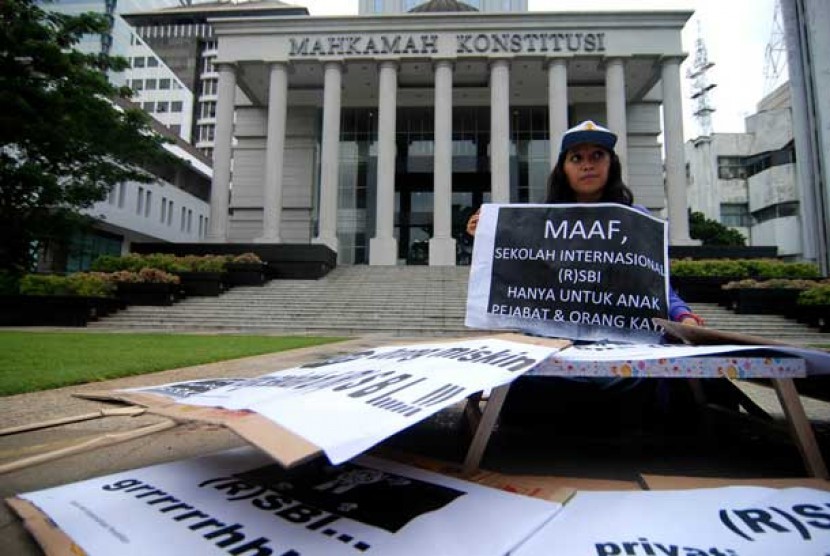 Aksi unjuk rasa menolak  Rintisan Sekolah Bertaraf Internasional (RSBI)di depan Gedung Mahkamah Konstitusi (MK), Jakarta.