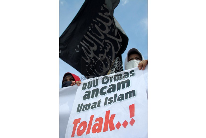  Aksi unjuk rasa menolak RUU Ormas di depan komplek Parlemen, Jakarta, Jumat (5/4).  (Republika/Yasin Habibi)