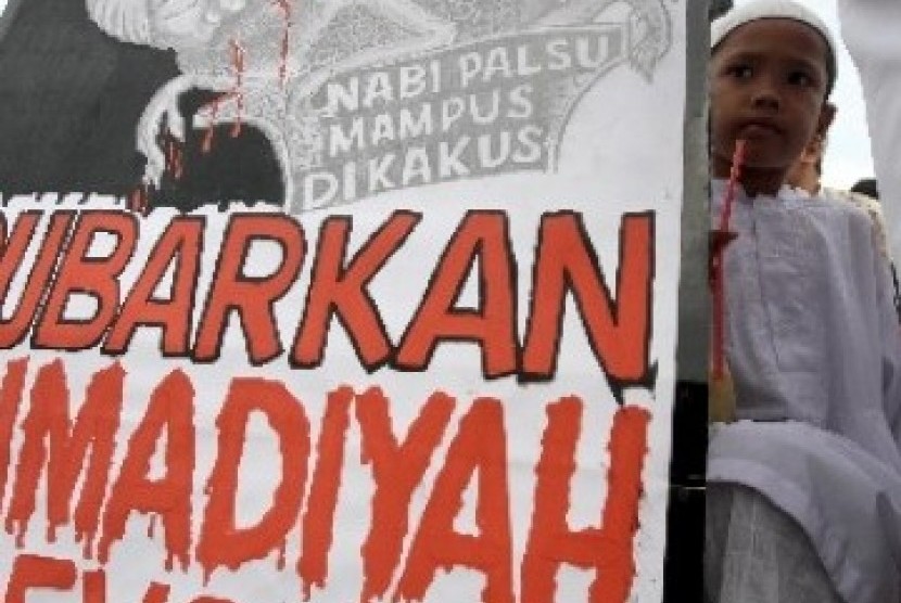 Aksi unjuk rasa menuntut pembubaran Ahmadiyah.