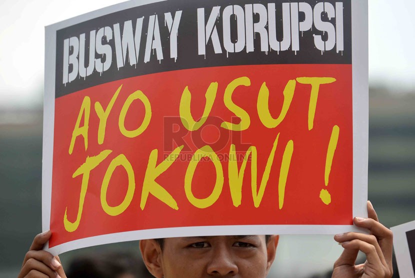   Aksi unjuk rasa menuntut pengusutan keterlibatan Jokowi dalam korupsi pengadaan bus TransJakarta di kawasan Bundaran HI, Jakarta, Selasa (1/4).