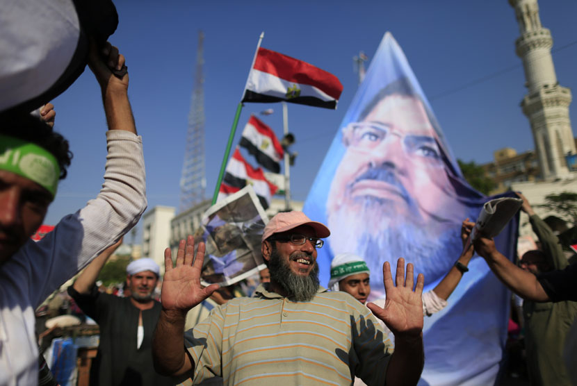 Aksi unjuk rasa para pendukung Presiden Muhammad Mursi di Nasser City, Kairo, Mesir, Kamis (4/7).    (AP/Hassan Ammar)