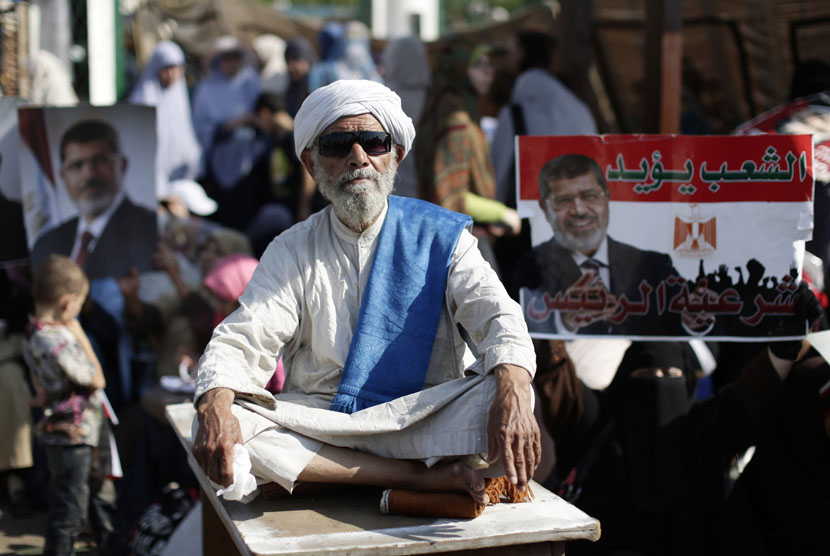 Aksi unjuk rasa para pendukung Presiden Muhammad Mursi di Nasser City, Kairo, Mesir, Kamis (4/7).    (AP/Hassan Ammar)