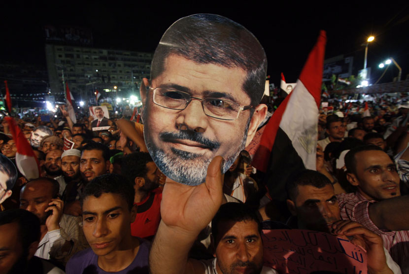 Aksi unjuk rasa pendukung Presiden Muhammad Mursi di Nasr City, Kairo, Senin (15/7). (AP/Nasser Shiyoukhi)