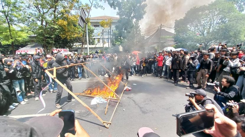 Aksi unjuk rasa ratusan mahasiswa di Gedung DPRD Jabar, Kamis (22/8/2024)