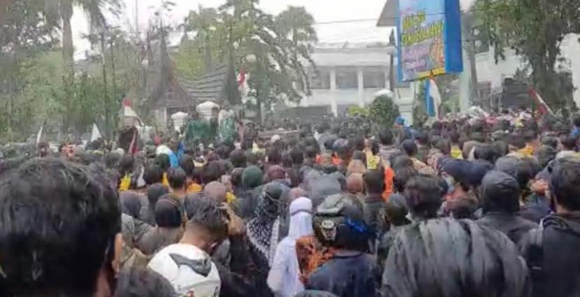 Aksi unjuk rasa ribuan mahasiswa di depan Kantor DPRD Sumbar, Rabu (7/10) di Kota Padang di bawah guyuran hujan deras untuk menolak UU Cipta Kerja.
