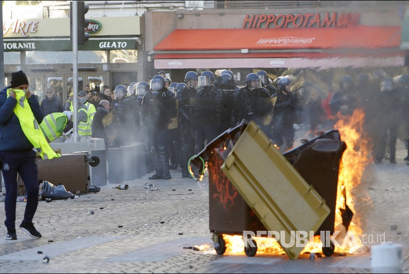 Aksi unjuk rasa rompi kuning di Kota Paris, untuk memprotes kenaikan harga dan reformasi ekonomi.