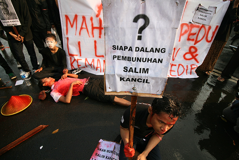   Aksi unjuk rasa terkait kasus pembunuhan petani Lumajang Salim Kancil di Bundaran Sekartaji, Kota Kediri, Jawa Timur.