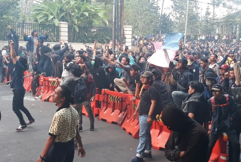 Aksi unjukrasa mahasiswa di gedung DPRD Jabar 