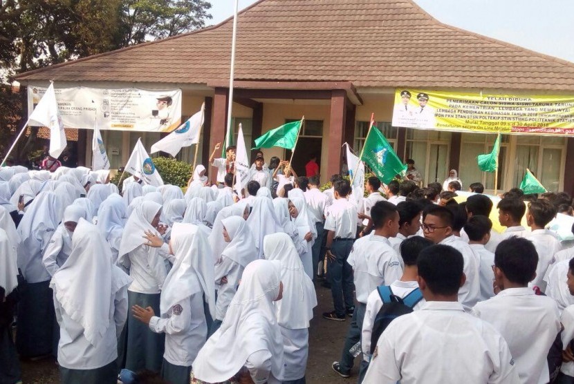 Aksi unjukrasa ratusan pelajar yang tergabung dalam PII di kantor Kecamatan Cicalengka, Kabupaten Bandung, Selasa (17/4).