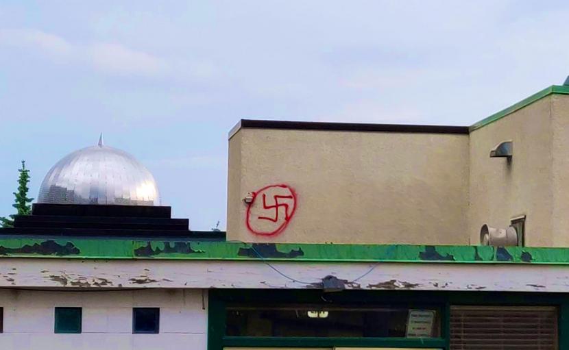Aksi vandalisme swastika di dinding Masjid Baitul Hadi, Edmonton, Kanada.