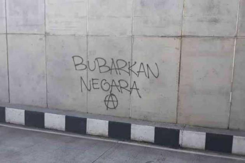 Aksi vandalisme yang diduga dilakukan kelompok Anarko di Underpass Karanglo, Singosari, Kabupaten Malang.