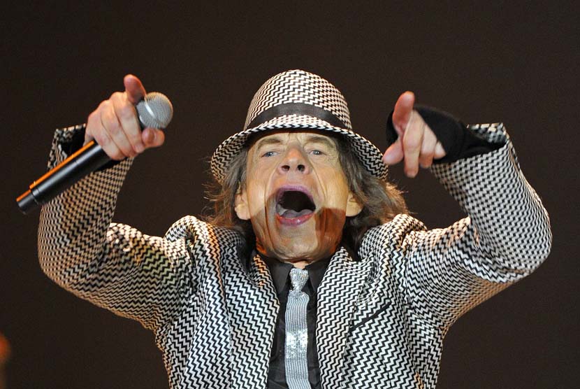   Aksi vokalis Mick Jagger saat tampil dalam konser Rolling Stones di London,Ahad (25/11).  (Reuters/Toby Melville)  