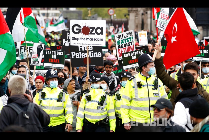 Aksi warga London memberikan dukungan untuk rakyat Palestina, di London, Sabtu (22/5).