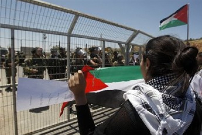 Aksi warga Palestina di penjara Oris Israel dalam peringatan Hari Naksa. Sebanyak 4.636 warga Palestina ditahan Israel sepanjang 2020 termasuk anak-anak dan wanita. Ilustrasi.