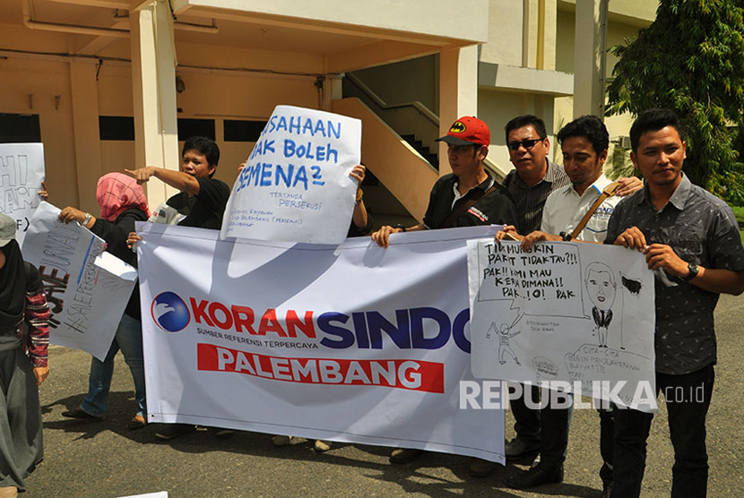 Aksi wartawan dan karyawan eks Koran Sindo Palembang di halaman parkir gedung DPRD Sumatra Selatan, Rabu (5/7), setelah sebelumnya gagal melaksanakan perundingan bipartit dengan perwakilan PT Media Nusantara Informasi (MNI) yang tidak hadir. 