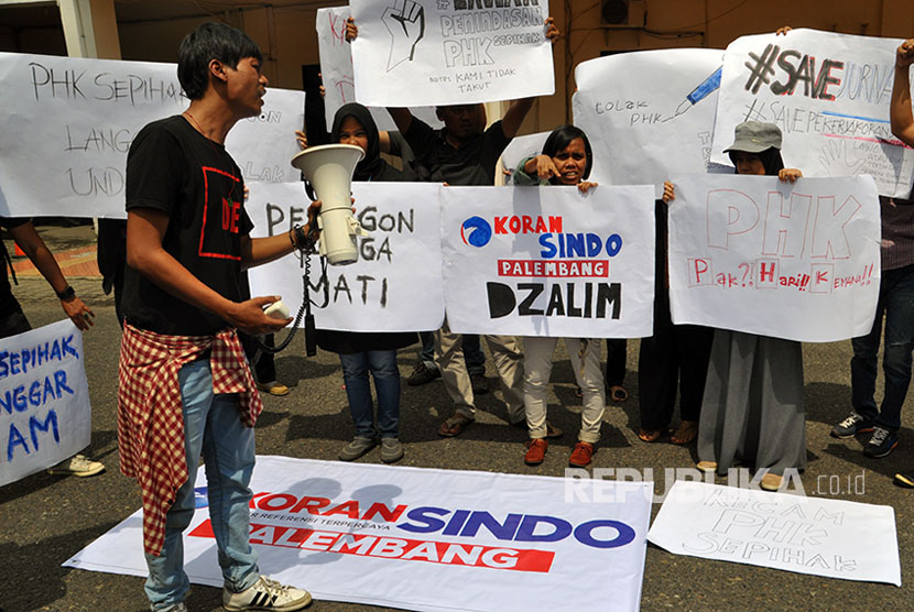  Aksi wartawan dan karyawan eks Koran Sindo Palembang di halaman parkir gedung DPRD Sumatera Selatan, Rabu (5/7), setelah sebelumnya gagal melaksanakan perundingan bipartit dengan perwakilan PT Media Nusantara Informasi (MNI) yang tidak hadir. 