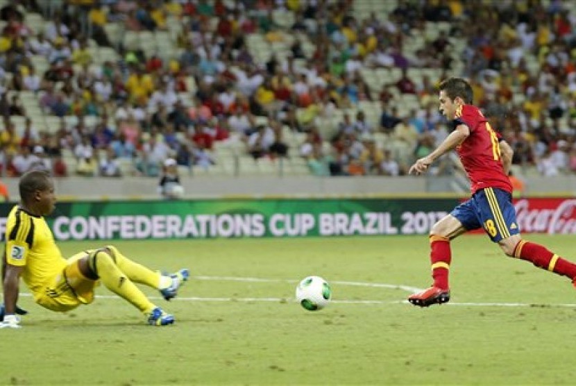 Aksi wing-back Spanyol Jordi Alba saat mencetak gol ketiga ke gawang Nigeria di partai pamungkas Grup B Piala Konfederasi 2013.