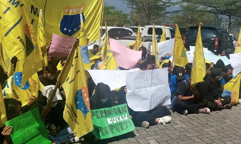   Aksi yang dilakukan ratusan mahasiswa PMII Kota Salatiga di halaman gedung Rektorat UIN Salatiga, Kota Salatiga, Jawa Tengah, Kamis (21/9).