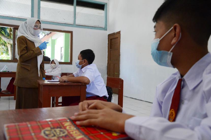 Akstivitas belajar mengajar saat simulasi pembelajaran tatap muka (PTM) secara terbatas pada masa pandemi Covid-19 di SDN 065 Cihampelas, Kota Bandung.