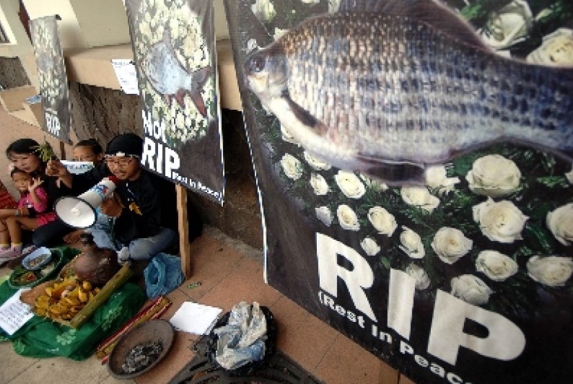 Aktifis pecinta lingkungan, Prigi Arisandi melakukan aksi teatrikal bentuk penolakan terhadap pencemaran sungai di depan kantor PTPN X, Surabaya, Jatim, MInggu (7/7). Aksi tersebut merupakan bentuk protes akan pencemaran air kali Surabaya oleh sejumlah pab
