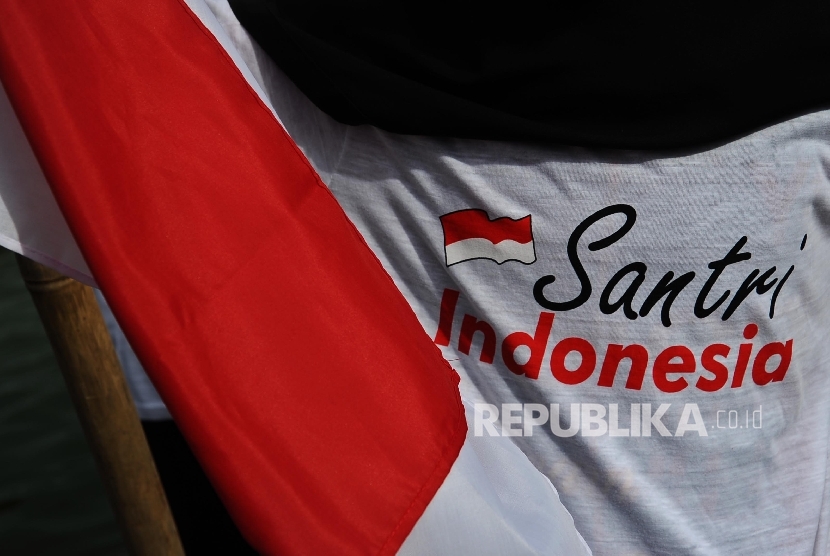 Aktifis Santri Indonesia melakukan aksi membawa bendera merah putih di Bundaran HI, Jakarta, Ahad (2\10). Kegiatan tersebut menyambut hari Santri Nasional yang jatuh pada 22 oktober.