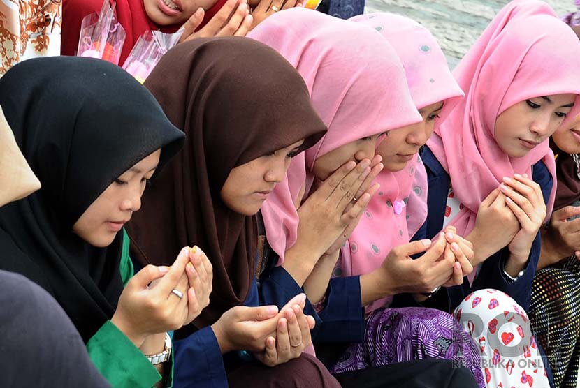 Aktifis tergabung dalam Pergerakan Mahasiswa Islam Indonesia (PMII) melakukan doa bersama saat aksi simpatik di Bundaran HI, Jakarta, Selasa (22/12).