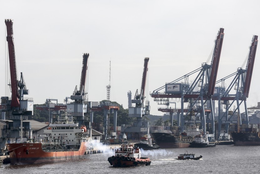 Aktifitas bongkar muat dipelabuhan boom baru Pelindo II Palembang, Sumatera Selatan, Jumat (4/1/2019).