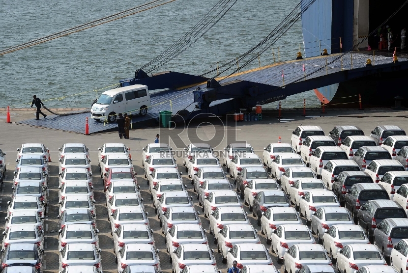 Aktifitas bongkar muat mobil di Terminal Mobil Pelabuhan, tanjung priok, Jakarta, Selasa (28/7). 