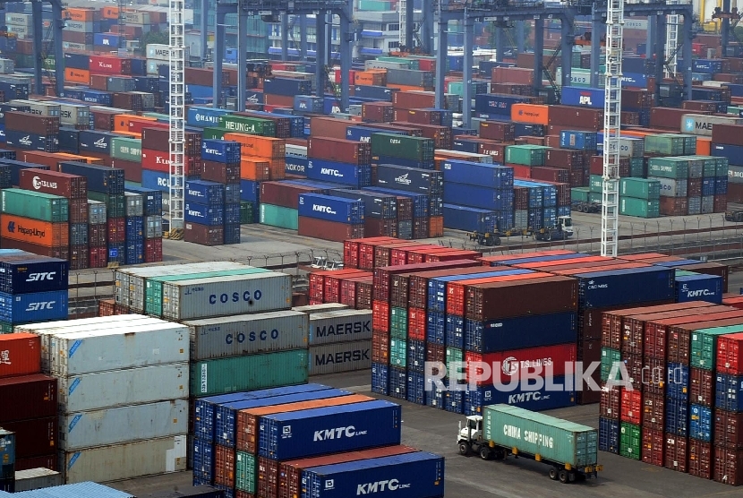 Aktifitas bongkar muat peti kemas di pelabuhan Tanjung Priuk,Jakarta, Selasa (17/5). (Republika/Tahta Aidilla)