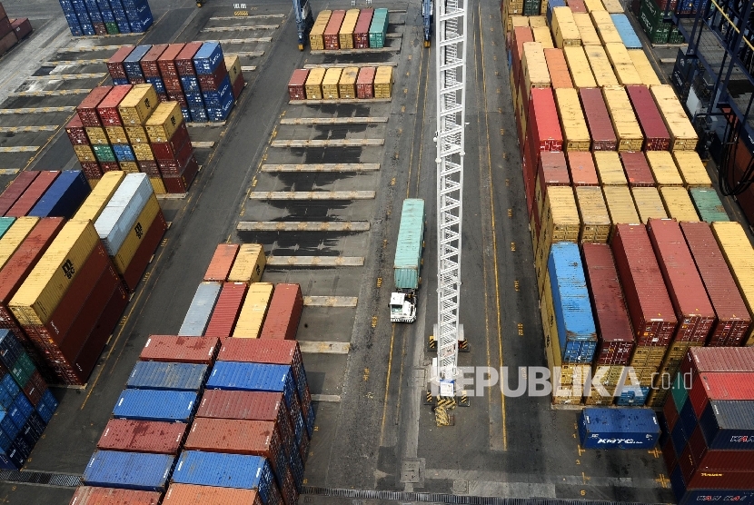 Aktifitas bongkar muat peti kemas di pelabuhan Tanjung Priuk,Jakarta, Selasa (17/5). (Republika/Tahta Aidilla)