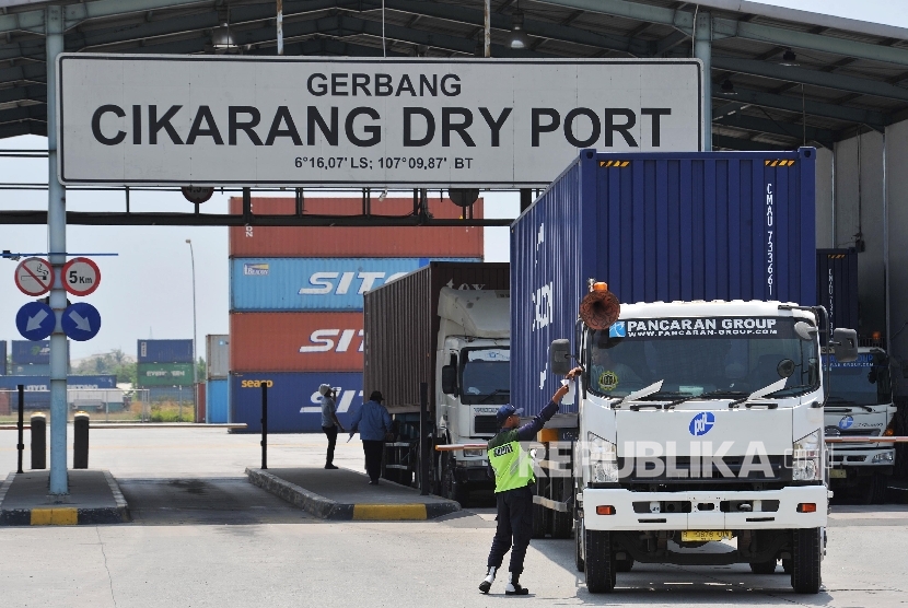 Aktivitas keluar masuk kontainer di Cikarang Dry Port, Kota Jababeka, Cikarang, Jawa Barat, Kamis (14/9). Pelaku usaha kawasan industri meminta pemerintah untuk bisa menjaga stabilitas ekonomi domestik menjelang tahun politik 2024.
