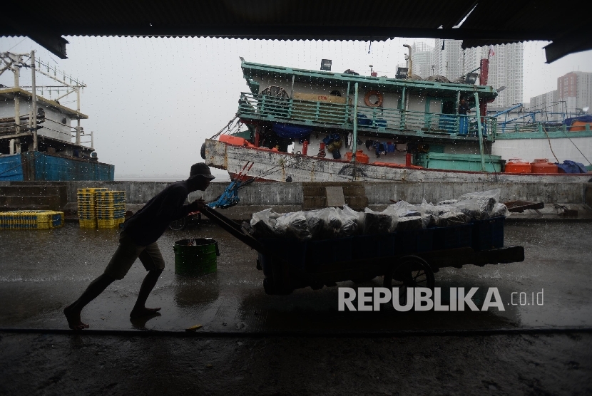 Aktivitas nelayan di Pelabuhan Muara Angke, Jakarta Utara, Senin (29/8).  (Republika/Raisan Al Farisi)